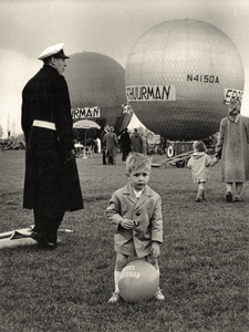 406932 Afbeelding van een jongetje met een ballon, tijdens een ballonwedstrijd op Koninginnedag op het terrein aan de ...